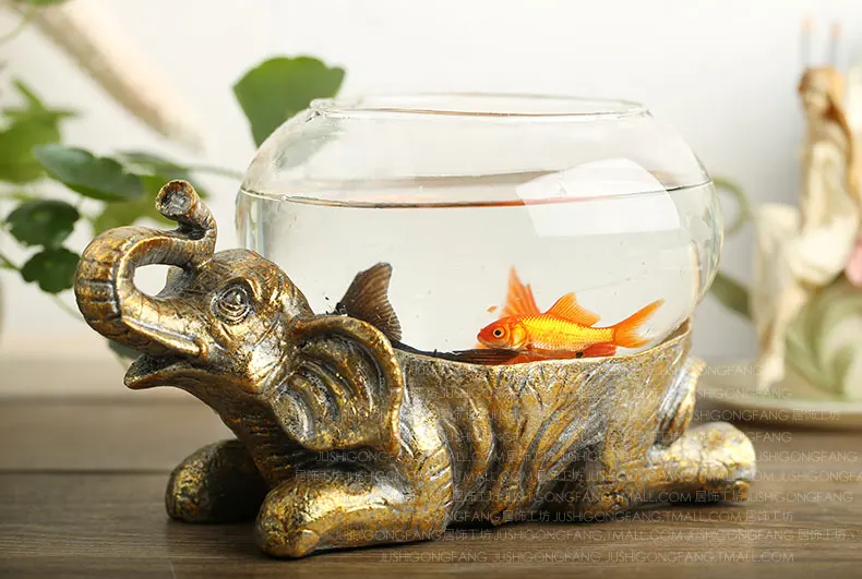 

Giraffes. Animals natural resin. A hydroponic container. Aquarium. Fish. Vase.