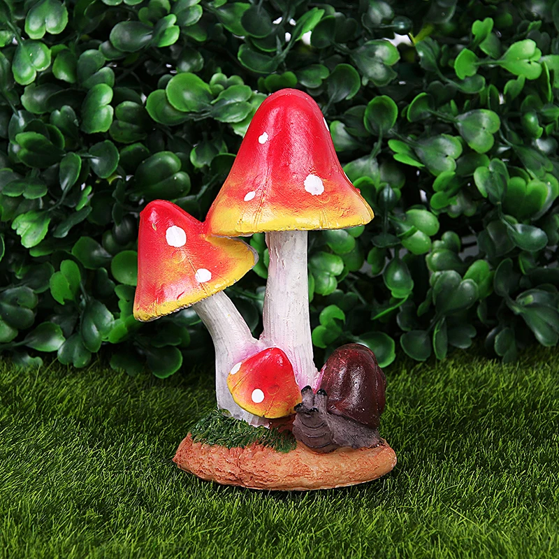Trois à la main fabriqué en céramique champignon. Jeu de jardin ... Trois à la main fabriqué en céramique champignon. Jeu de jardin ...