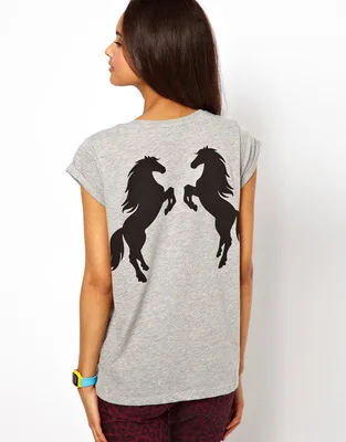 

Back Standing Double Horse Pattern Printed Light Gray T-shirt with Round Collar and Short Sleeve
