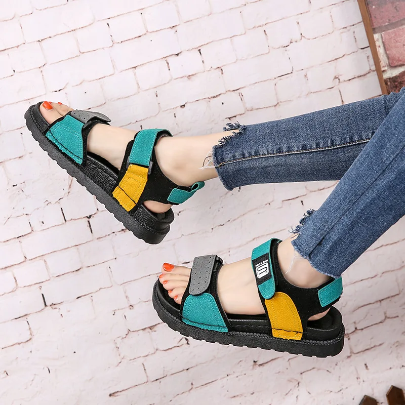 

2018 new sandals female summer flat bottom Korean version of the wild thick-soled muffin student beach shoes.
