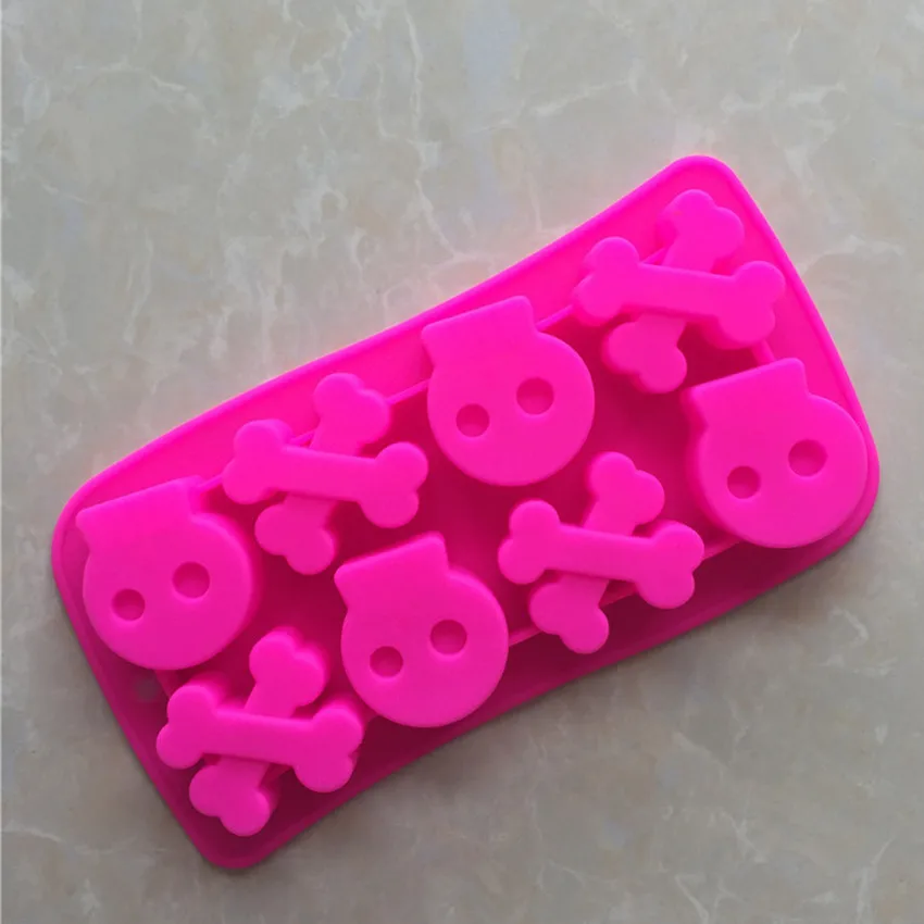 

Halloween Skull Pirate Bone Shape Silicone Cake Mold 8 Holes Bakeware Gingersnap Pudding Chocolate Fondant Cookie Mould GJD094