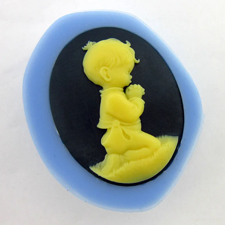 

A1013 Chocolate Cake Candy Cookie silicone Mold The Boy In Prayer