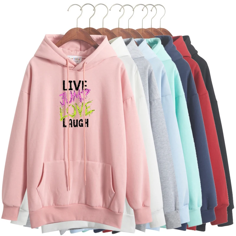 свитер на вешалке. женский свитер на вешалке. кофта на вешалке. кофты много. разные кофты.