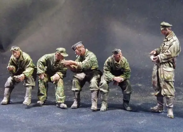 

1/35 Resin Kits Resting Soldiers 5pcs/set (no tank)