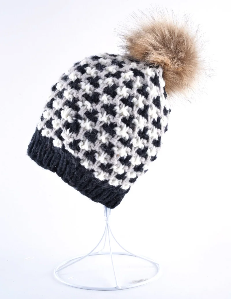 Мода г. зимние шапки для женщин трикотажные теплые уха шапочки для девочек cap Большой hairball touca gorros капот сноуборд Шапки - Цвет: Черный