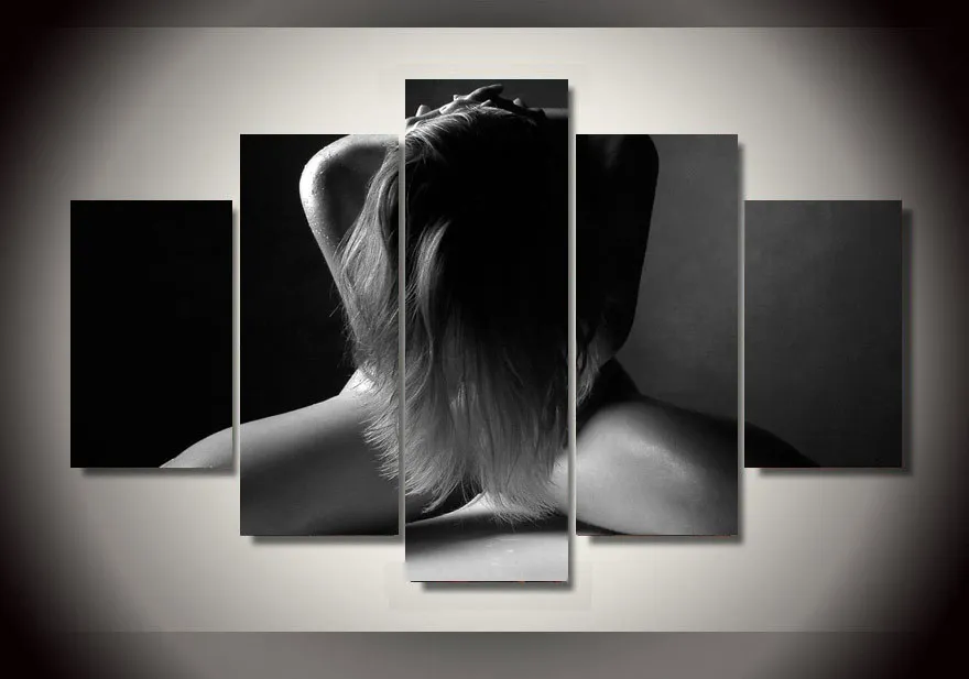 Resultado de imagem para arte a preto e branco mulher seminua