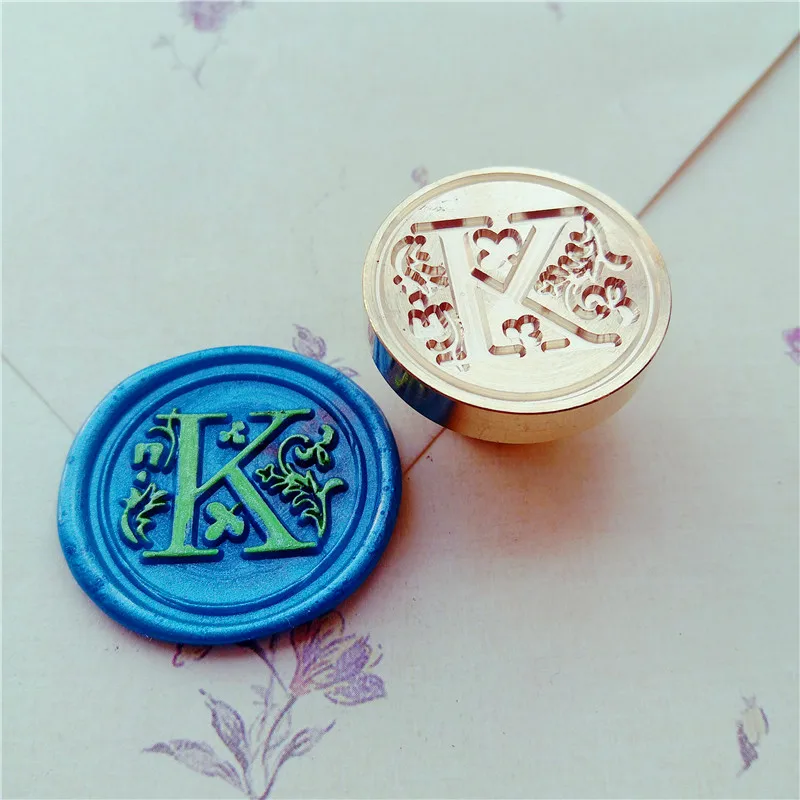 WHITE Wooden Sealing Wax Stamp 24 Alphabet Letter Seal Stamp Plant Flower Vine Retro Seal Post For Wedding Party Decoration - Цвет: K