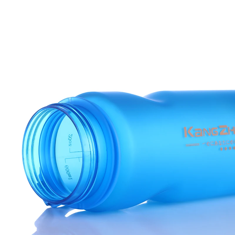 Gym sport water bottle plastic 600ml with infuser climbing water tumbler with rope portable (2)