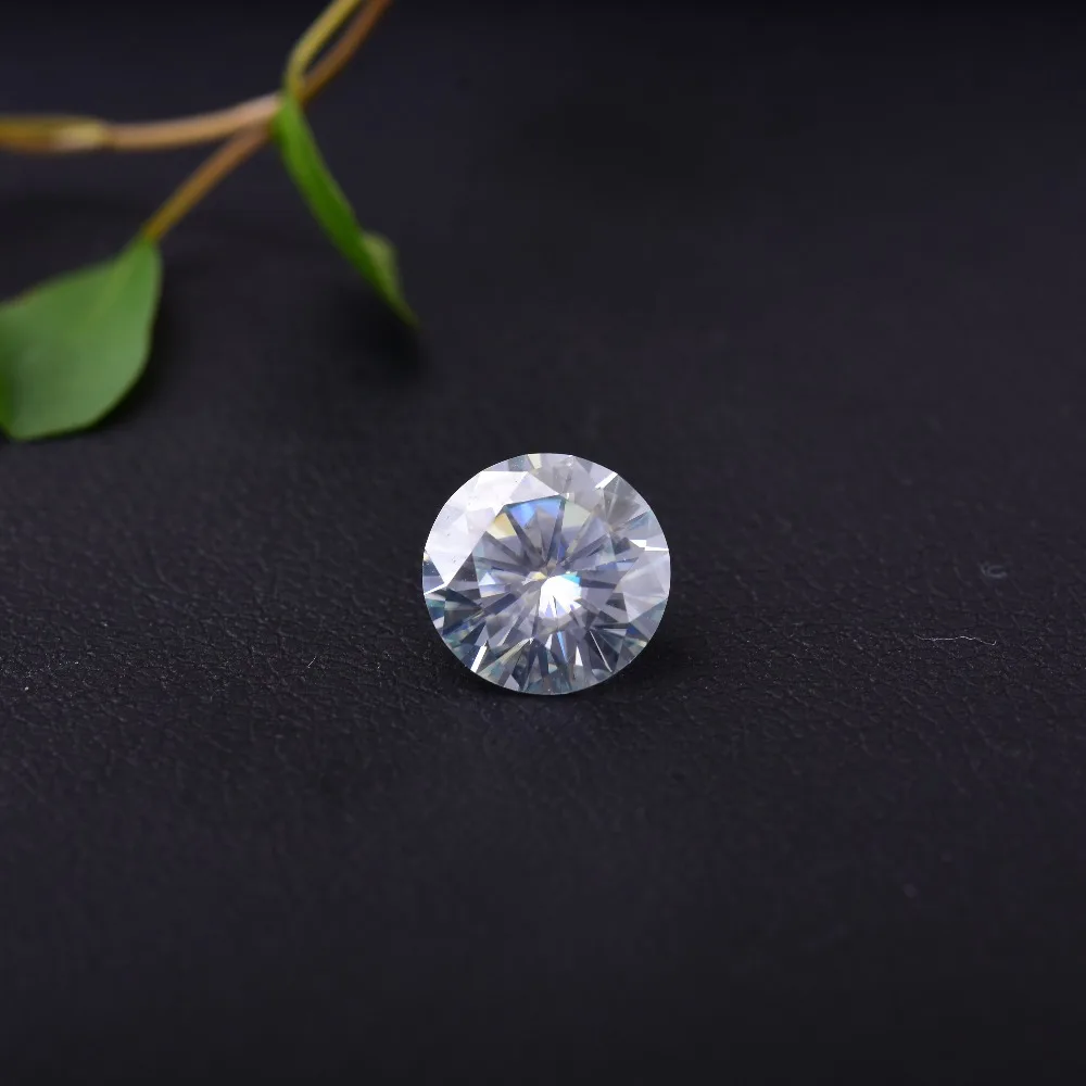 

The Mozam Diamonds weighs 2.1 carats, and the diameter is 8.5.