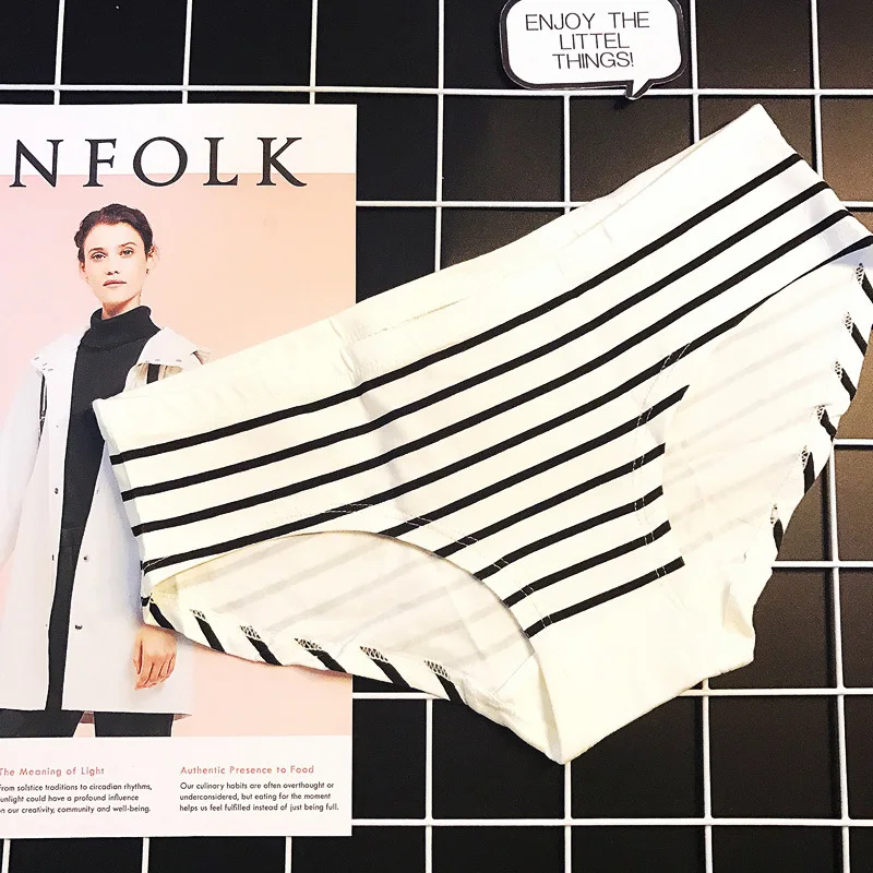 Korean cute black and white striped pure cotton fabric simple comfortable sports lady mid-waist triangle underwear Korean cute black and white striped pure cotton fabric simple comfortable sports lady mid-waist triangle underwear