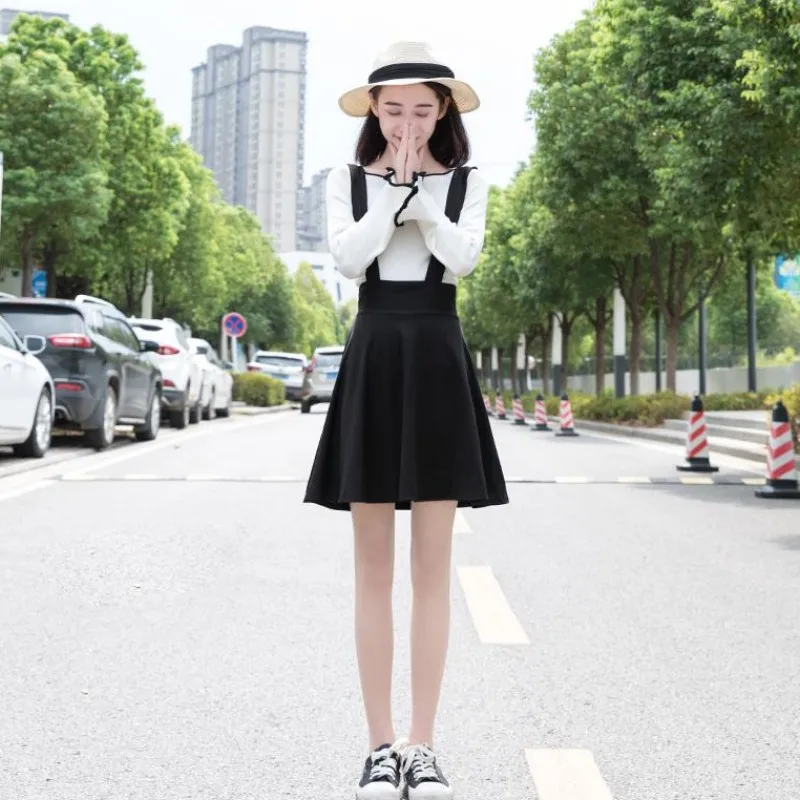 Женская короткая юбка на лямках трапециевидная с высокой талией и