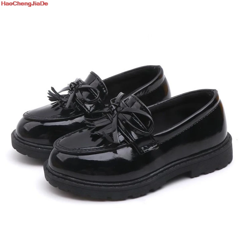Весенне-Осенняя обувь на плоской подошве для мальчиков; кожаные туфли; Детские тонкие черные туфли из лакированной кожи; распродажа; вечерние туфли для мальчиков