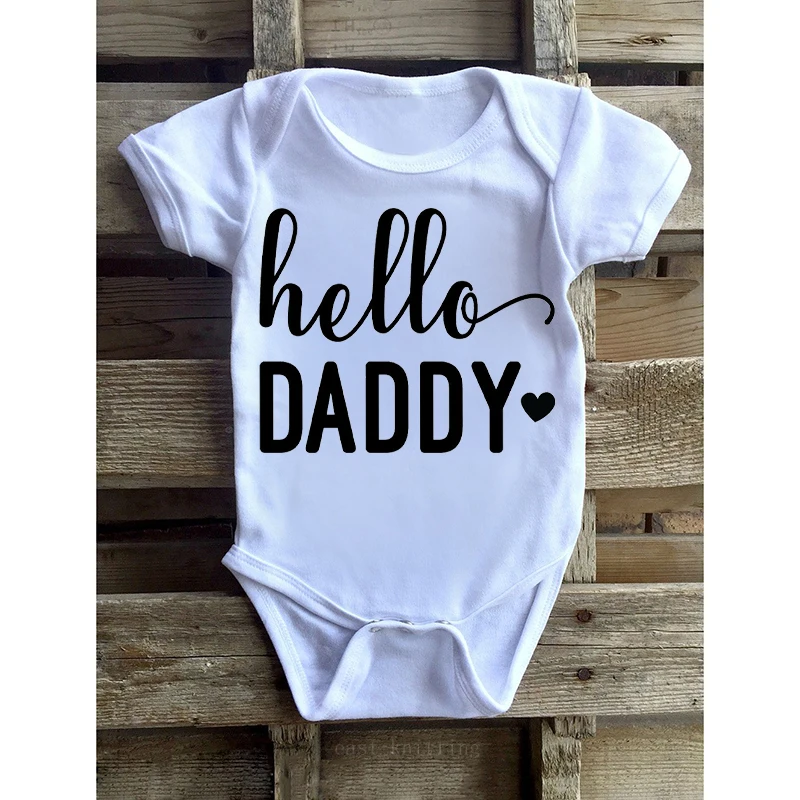 DERMSPE/комбинезон с короткими рукавами и милым принтом «Hello Daddy» для новорожденных и маленьких мальчиков и девочек; белые комплекты одежды