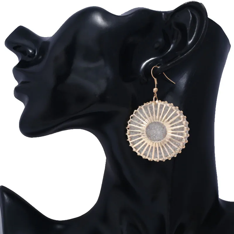 

SUKI Europe Exaggerated Matte Round Hollow Sun Flower Drop Earrings Personality Embossed Trapezoidal Long Metal Women Earrings