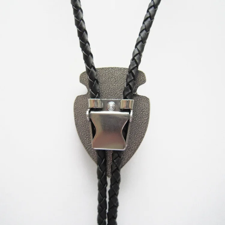 Винтажное посеребренное кожаное ожерелье с натуральным малахитовым камнем