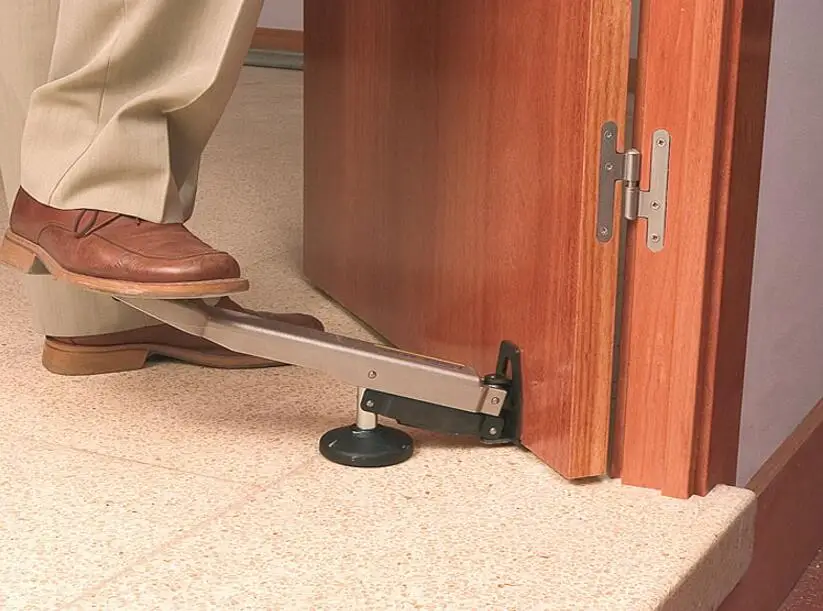 Регулировка входной металлической двери по высоте. Регулировка петель китайской стальной двери. Как приподнять входную дверь. Как приподнять входную дверь. Регулировка петель на железных входных дверях.