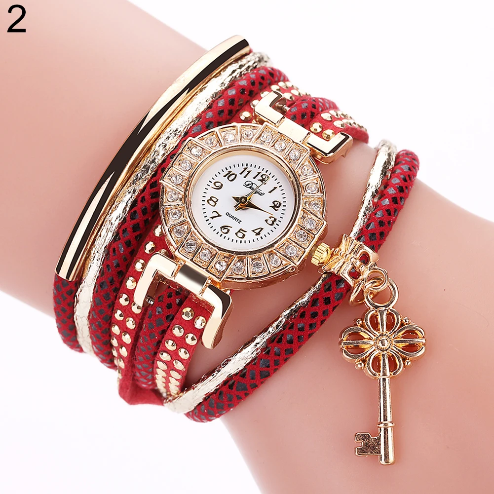 Брелок с подвеской, многослойный ремешок с заклепками, арабские цифры, кварцевые наручные часы-браслет, модные повседневные женские часы, женские часы - Цвет: Красный