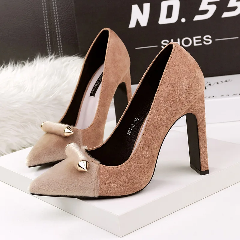 

2019 summer new comfortable simple solid color sexy pointed high heels women comfortable wild rivet decorative casual shoes.