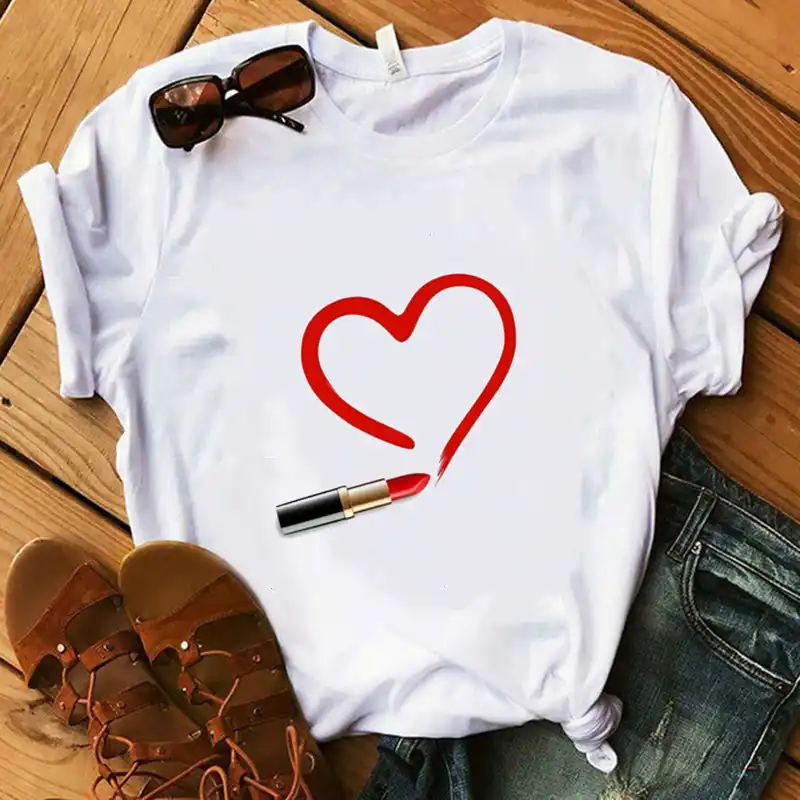 remera blanca con corazon rojo