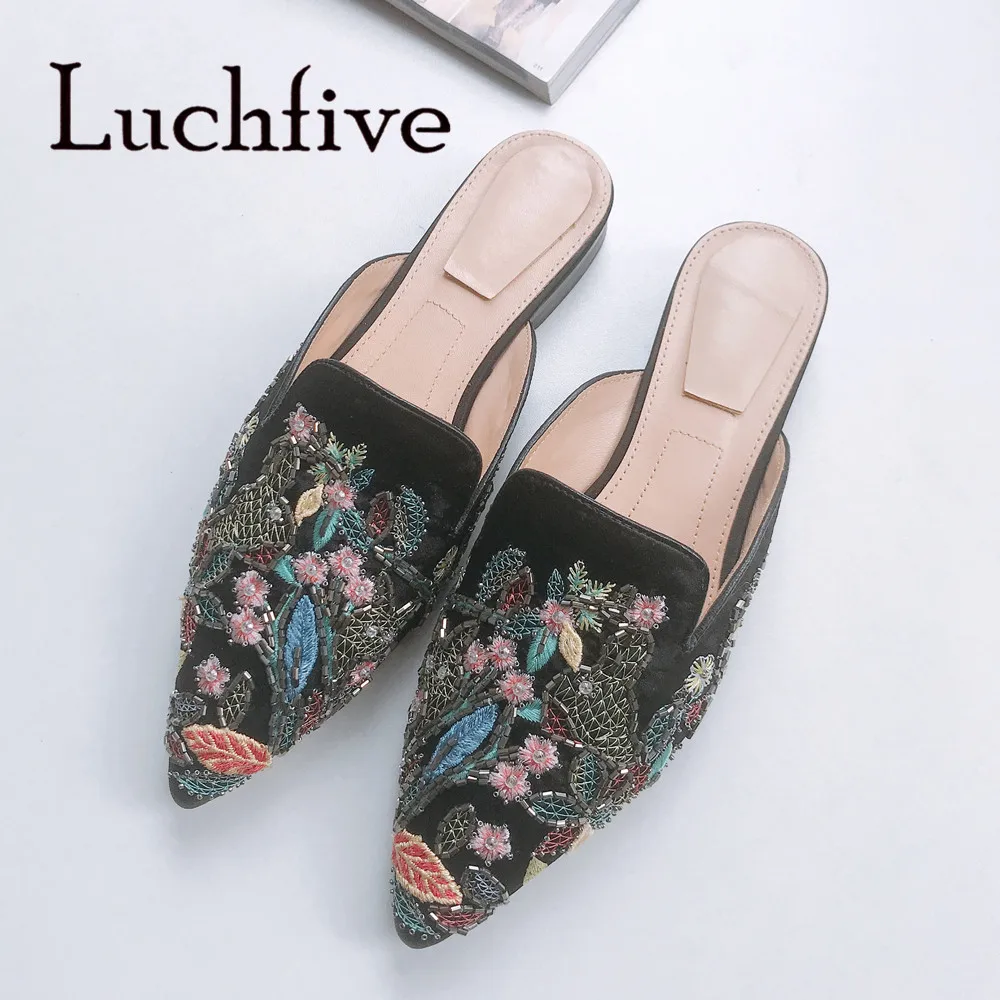 

Luxury Beading Flower Embroidery Flat Slippers Women New Spring Outwear Mules Pointed Toe Fashion Lazyman Shoes Chaussure Femme