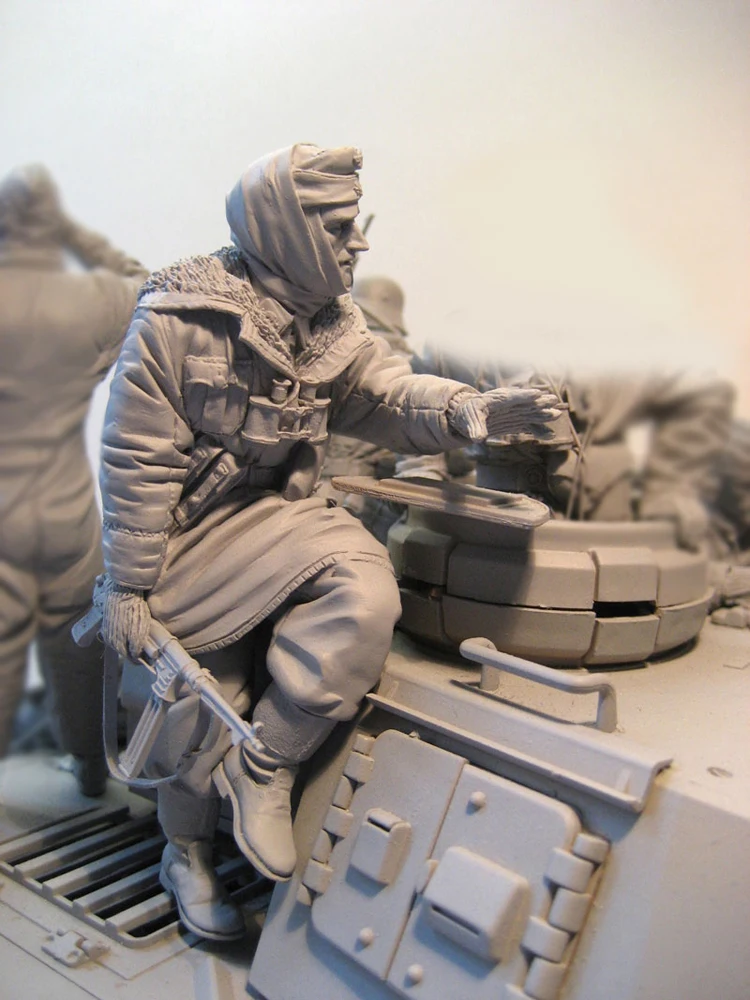 

1/16 Resin world war II Normandy tank the sixth army solider sit down Boxeeq Complete figure person model Tomomi Fujino