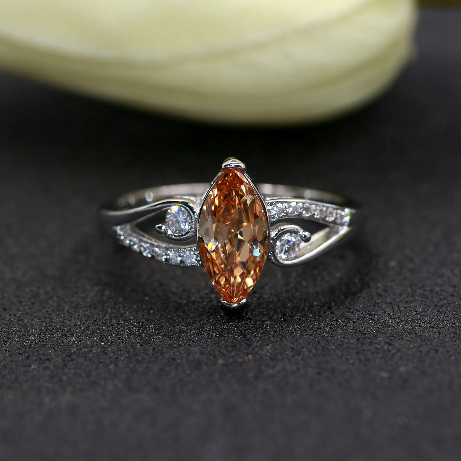 Hainon 2018 New CZ Crystal Engagement Rings For Women Elegant Wedding Rings Silver Color Filled Finger Jewelry Romantic Gifts
