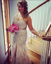 2016 Sexy Perlen Eine Schulter Abendkleid Mantel Kristall Federn Elegante Partei-abschlussball-kleider Formale Mit Schlitz Open