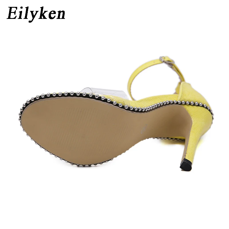 Eilyken/Новинка; женские босоножки из ПВХ; модная летняя обувь с пряжкой; модные вечерние пикантные свадебные туфли на высоком каблуке с заклепками; цвет желтый, черный