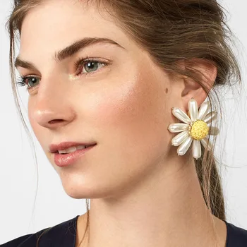 

JUJIA New Fashionable Exaggerated Jewelry Acrylic Daisy Flowers Stud Earrings For Women Charm Accessories