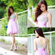 Fashion Spaghettiträger V-ausschnitt Lila Kurze Heimkehr Kleid Einfache Strass Perlen Graduation Kleider Günstige Homecoming Kleid