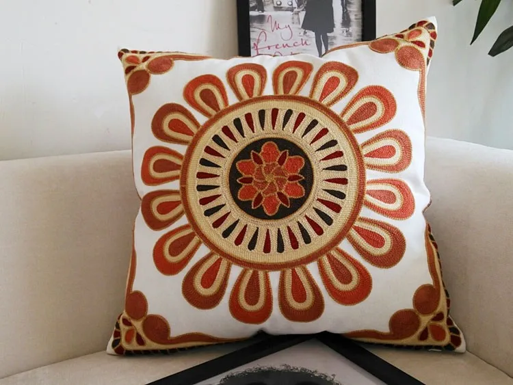 Housse de coussin canapé brodée