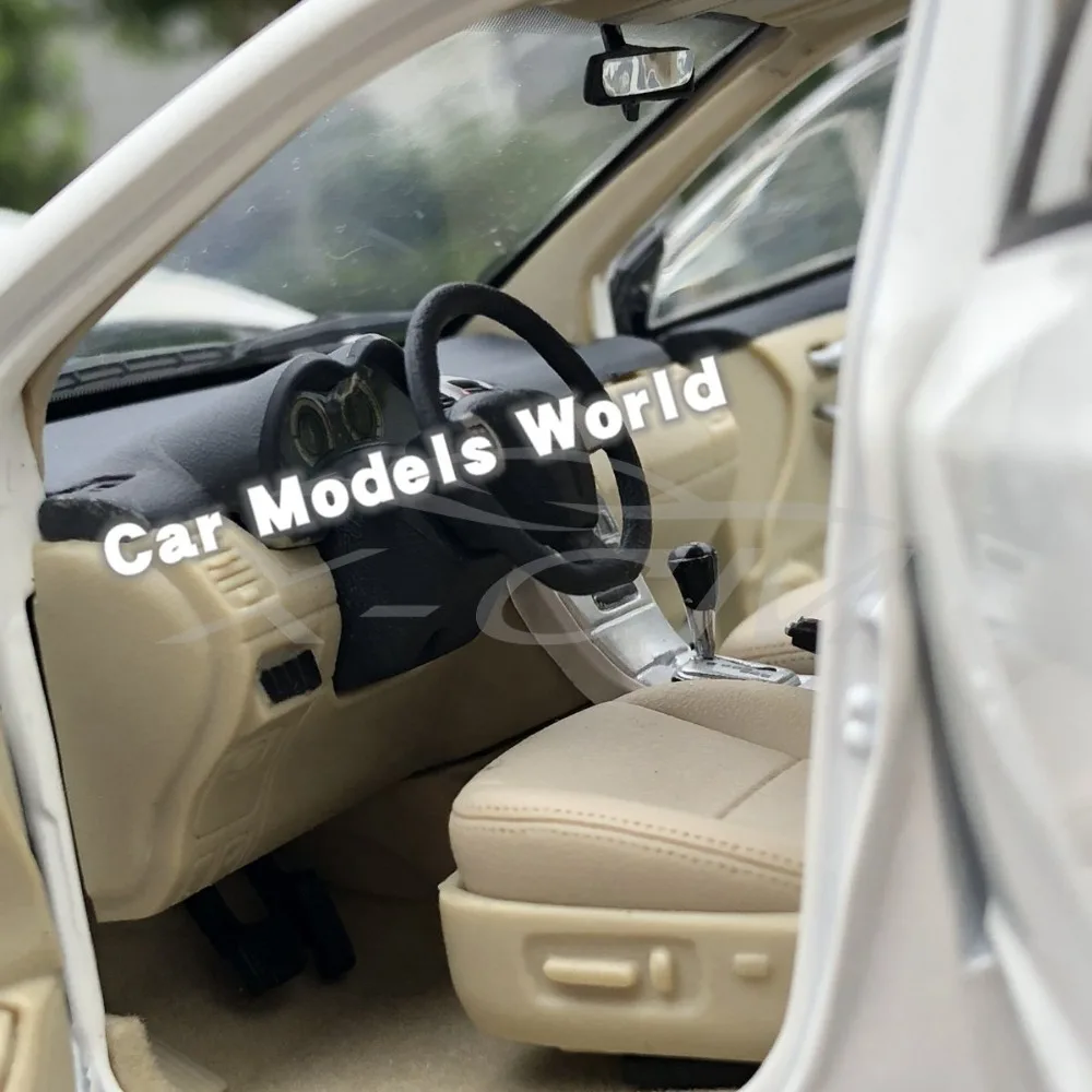 Литая под давлением модель автомобиля для старого Corolla 1:18 (белый) + маленький