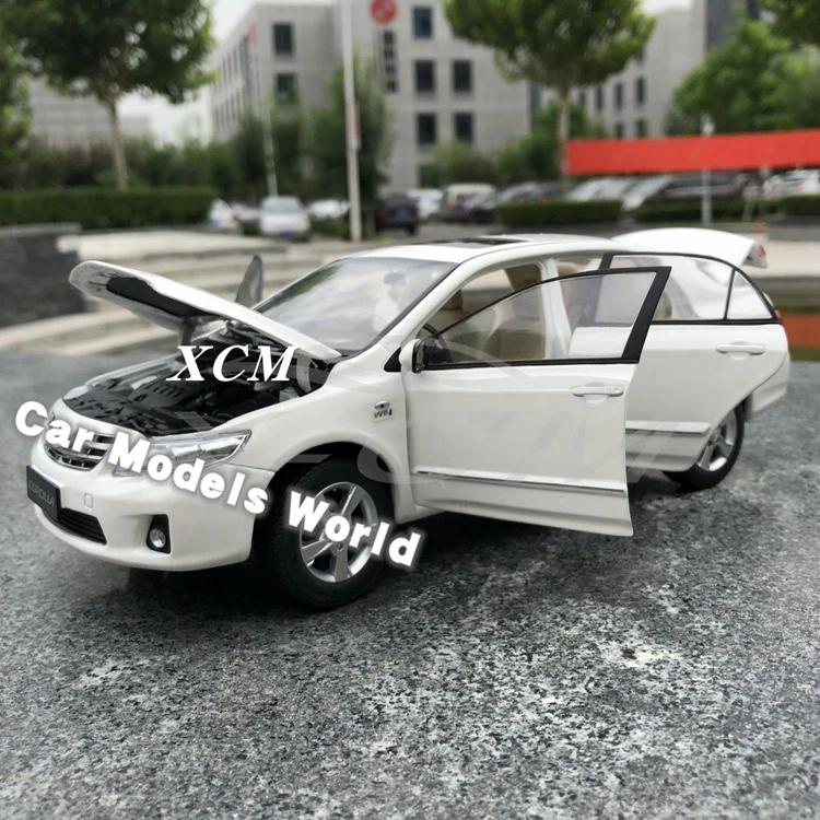 Литая под давлением модель автомобиля для старого Corolla 1:18(белый)+ маленький подарок