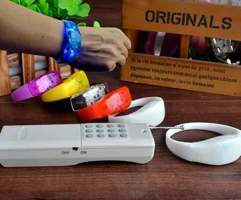 

2018 new 500pcs/Lot LED RGB Color Change Silicone White Case Bracelets With 12 Keys Remote Control for Party Event