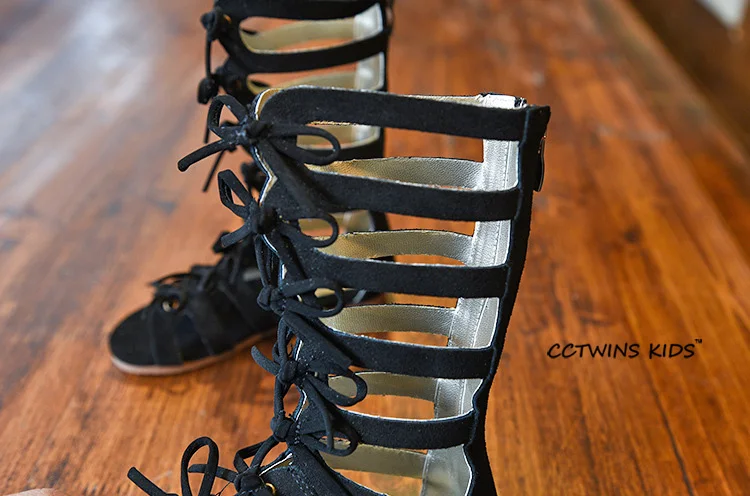 CCTWINS дети Лето г. для маленьких девочек высокие сапоги из натуральной кожи до колена сандалии-гладиаторы модная одежда для детей, детская пляжная обувь на шнуровке черная обувь B414