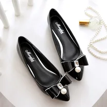 Пикантные туфли на плоской подошве с острым носком женские повседневные лоферы из лакированной кожи с милым бантиком, без шнуровки, украшенные жемчужинами, большие размеры г. Новинка