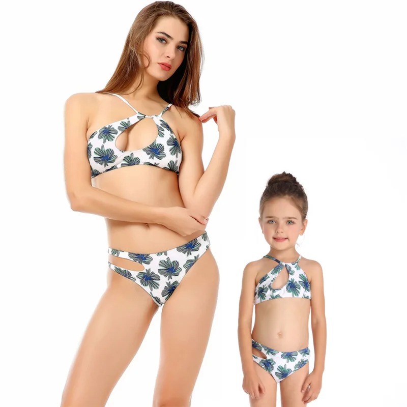 

2019 Matching Family Swimsuits Halter Cut Off Bikini Sets Mother and Girls Leaves Print Crop Top Swimwear Mom Daughter Outfits
