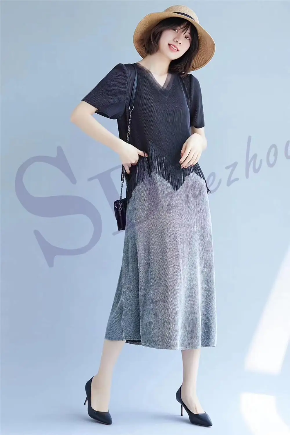 Miyake складное однотонное с v-образным вырезом с коротким рукавом элегантное платье трапециевидной формы с кисточками