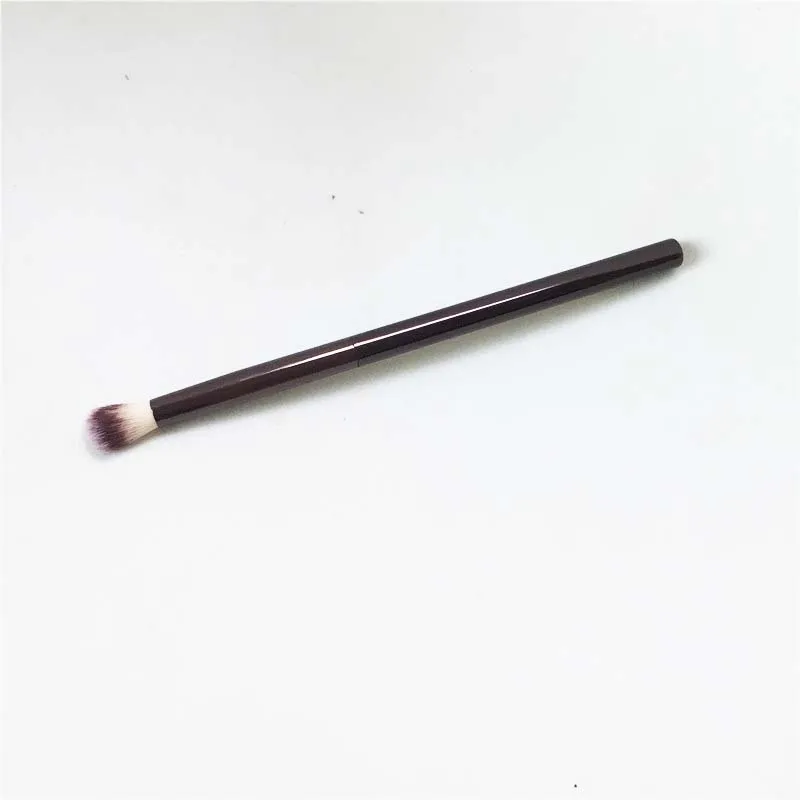 hourglass No.4 Crease Brush _ 2