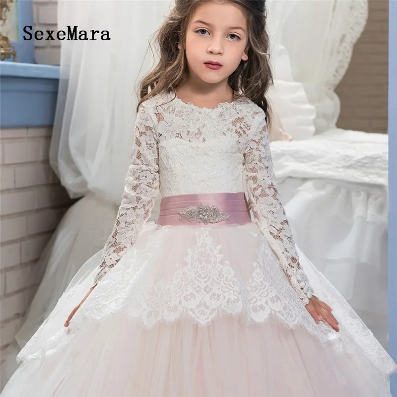 Nieuwe Witte Kanten Bloem Meisje Jurk voor Wedding Lange Mouwen Lace Up Meisjes Communie Jurk Pageant Gown Custom Madelx Nieuwe Witte Kanten Bloem Meisje Jurk voor Wedding Lange Mouwen Lace Up Meisjes Communie Jurk Pageant Gown Custom Madelx