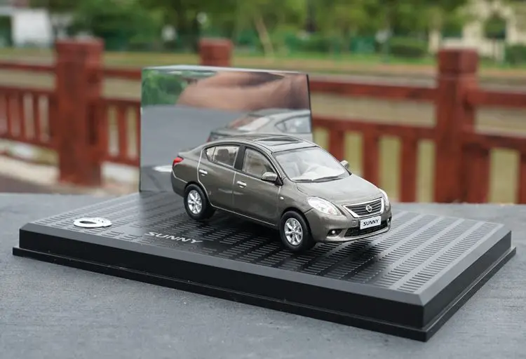 Оригинальная фабричная игрушечная машинка Niss an Sunny 1:43 из сплава игрушки для детей