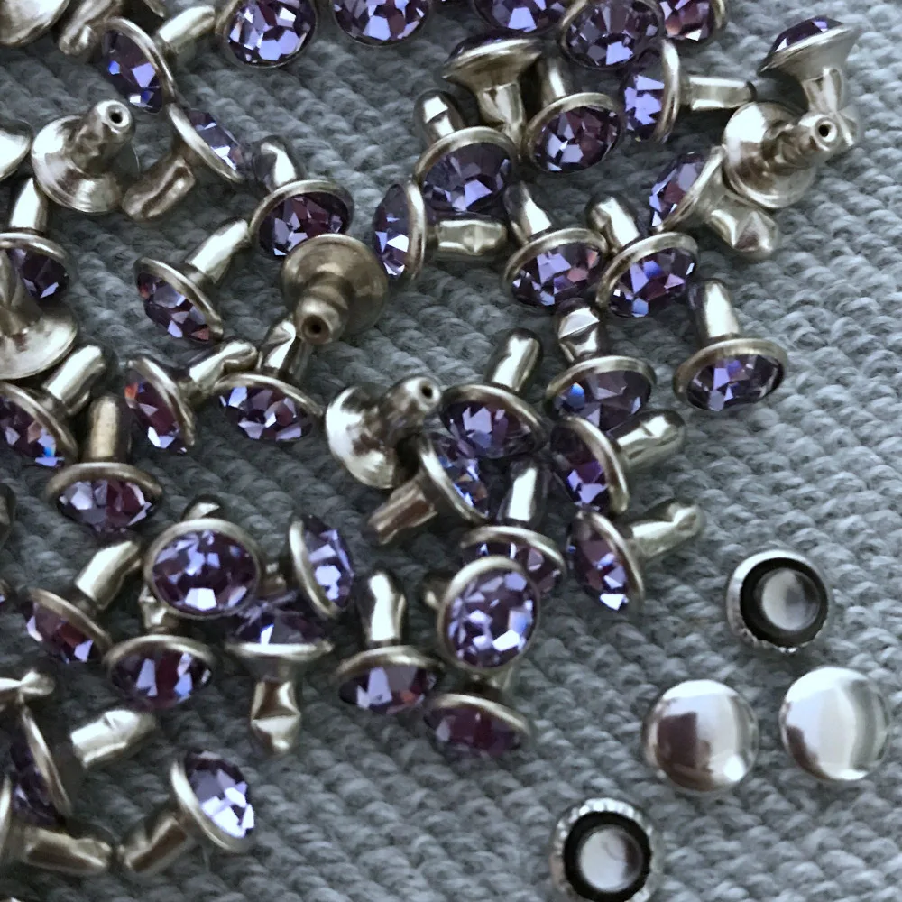 Новое поступление 100 комплектов 6 мм фиолетовый CZ+++ кристаллы заклепки из горного хрусталя быстрого серебряного гвоздя фиолетовые пятна шпильки DIY