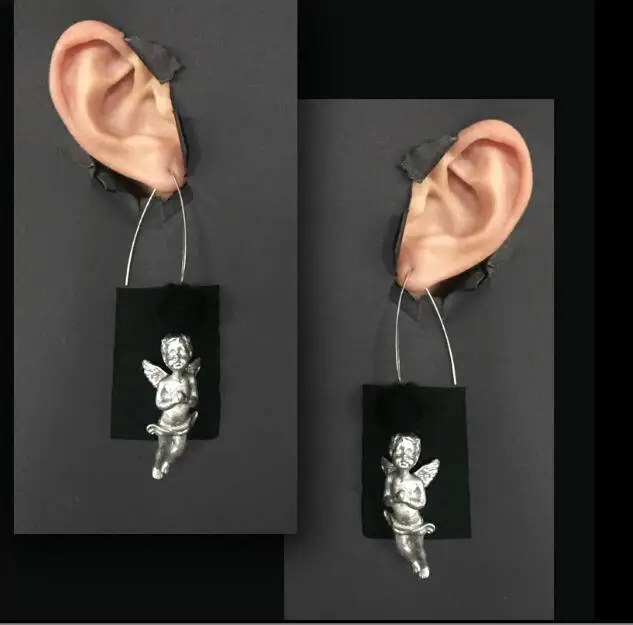 

Limited number of niche designers, small black, cool girl accessories, leather brand, resin Angel party, hand earrings earrings.