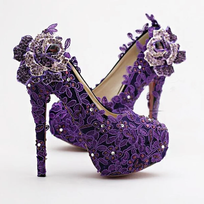 Модные туфли для невесты на высоком каблуке со стразами и цветами Свадебная обувь из фиолетового кружева Прекрасные высококачественные дамские туфли-лодочки на платформе со стразами