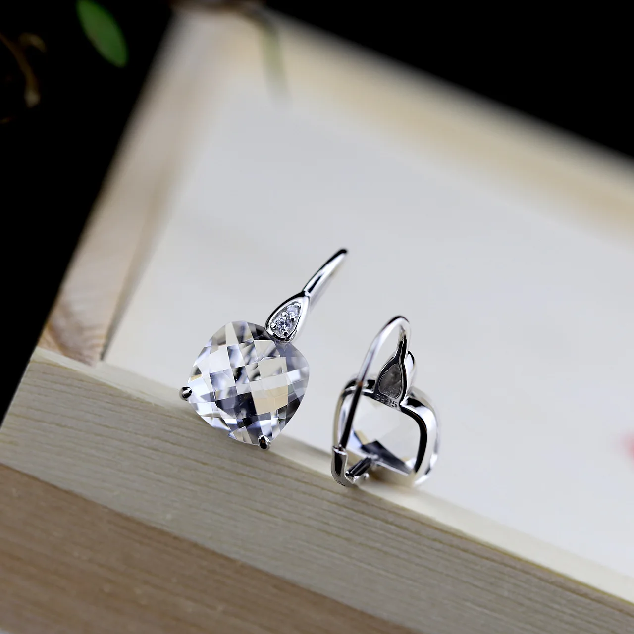 

Silver Wholesale Fashion Earrings Wholesale S925 Sterling Silver Jewelry Lady Hand Cut Crystal Pendant