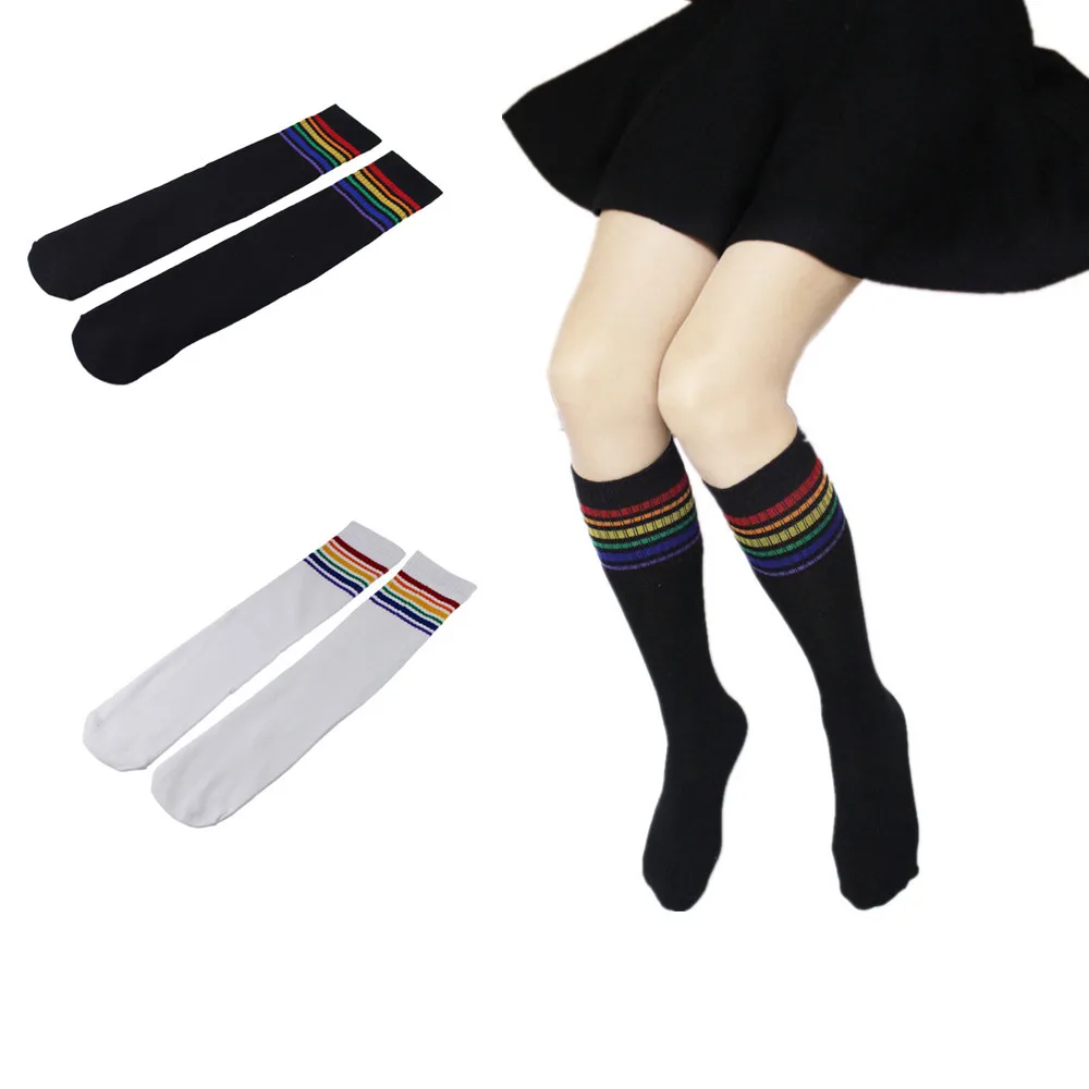 Яркие цвета, Хлопковые женские Забавные милые носки, высокие носки до бедра, радужные полосатые Футбольная Одежда для девочек, спортивные носки, черные, белые