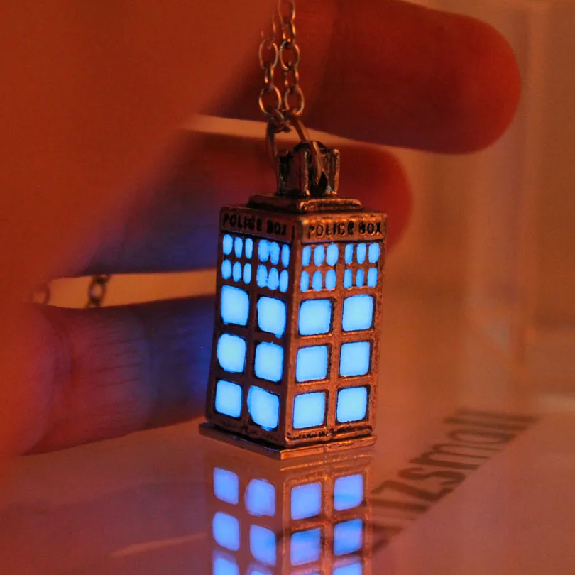 Доктор Кто ожерелье с дизайном «ТАРДИС» кулон британская полицейская коробка времени Властелин ожерелье s светится в темноте женщины мужчины мальчики подарок