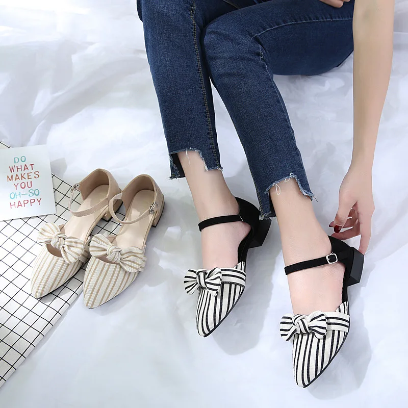 

2019 new l shoes pointed bow hollow sandals female word buckle low with flat striped pointed sandals