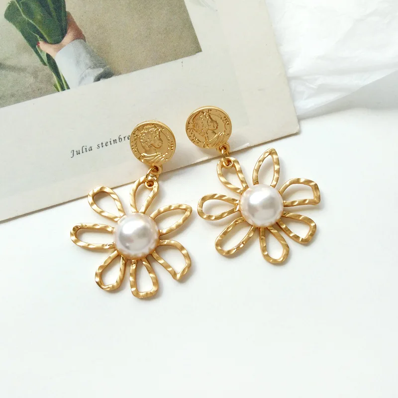 

Simple Metal Japan Sakura Non Ears Hole Clip Earring White Pearl Hollowed out Flower Clip on Earrings No Pierced for Women