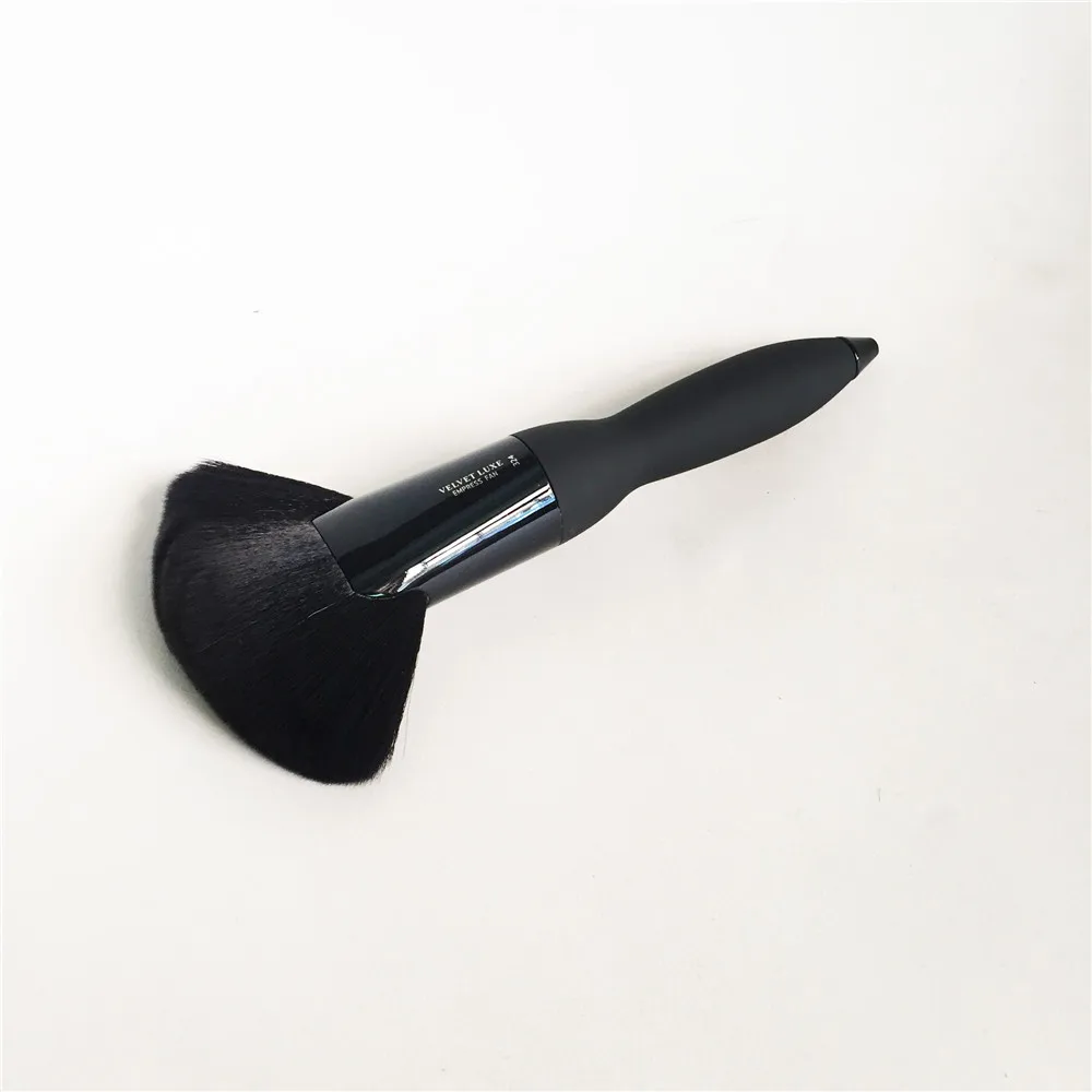 IT BRUSHES FOR ULTA Velvet Luxe Empress Fan Brush #324 _ 1